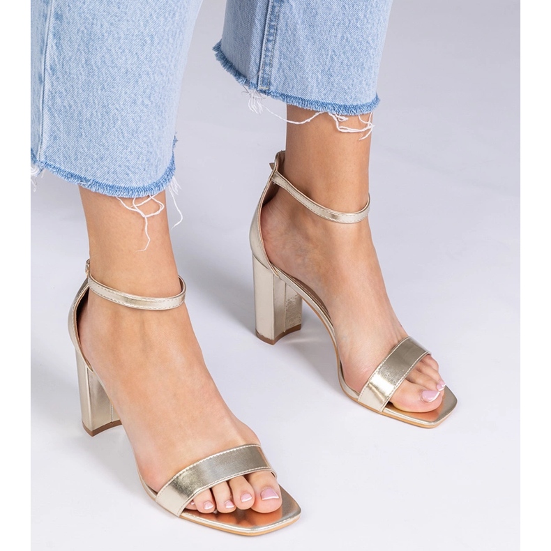 Kultaiset sandaalit korkealla postilla kultainen 1