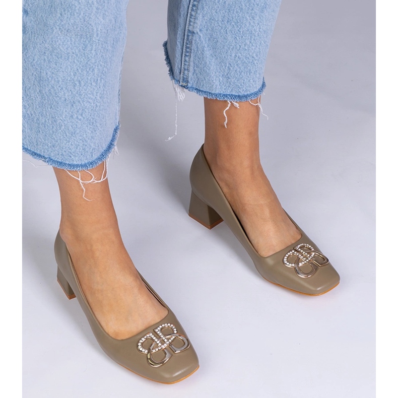 Vihreät pumput, joissa on matalat korkokengät zirkonilla 1