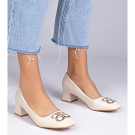 Beige matalapohjaiset pumput zirkonilla 1