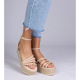 Beige espadrilles alustalla 1