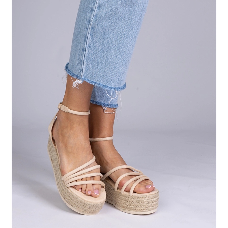 Beige espadrilles alustalla 1