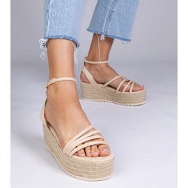 Beige espadrilles alustalla 2
