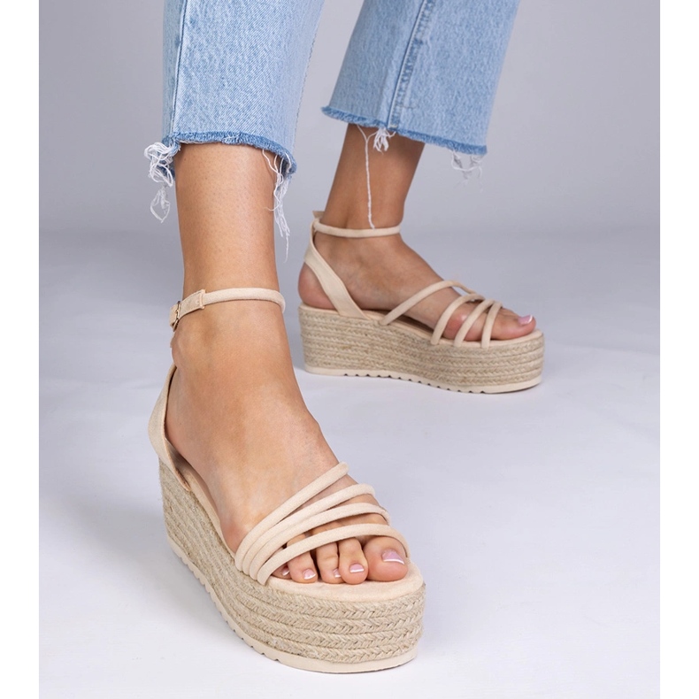 Beige espadrilles alustalla 2