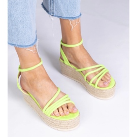Espadrille -vihreät sandaalit laiturilla 1