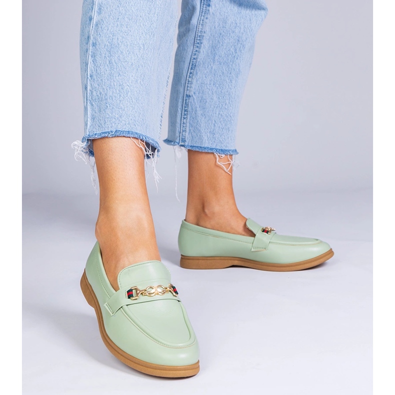 Vihreät mokasiinit kullanvärisillä koristeilla 1