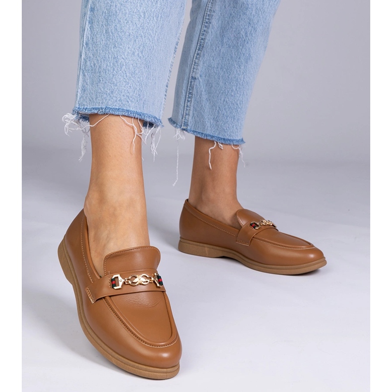 Tummanruskeat leivänmeret, joissa on kultainen sisustus 1