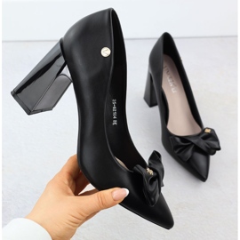 Naisten pumput koristeellisessa pylväässä mustalla Vinceza 62104 Bowilla 1