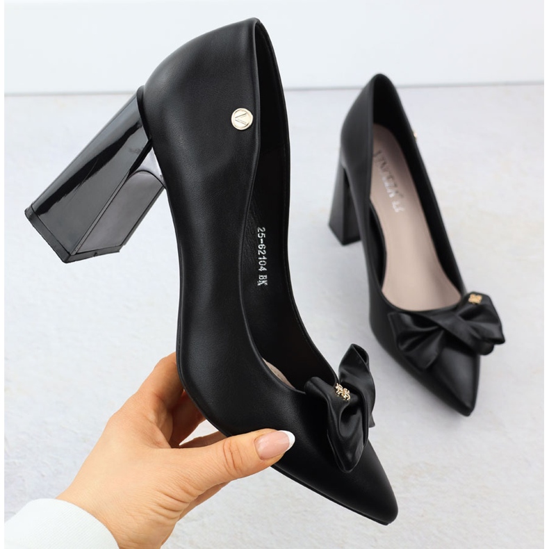 Naisten pumput koristeellisessa pylväässä mustalla Vinceza 62104 Bowilla 1