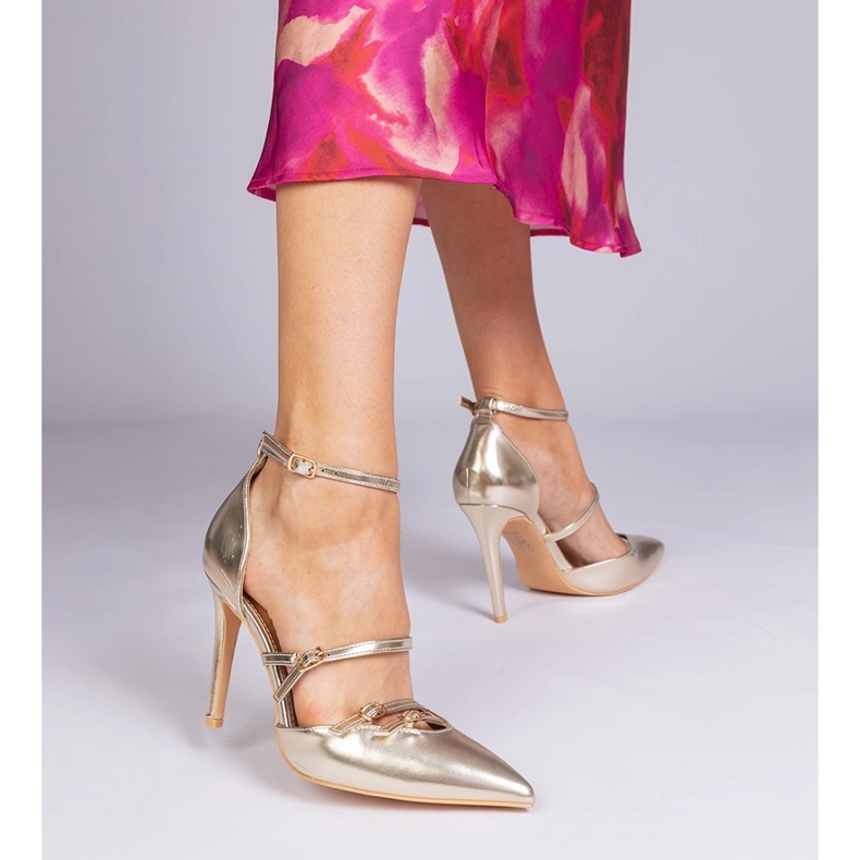 Kultaiset pumput nilkan ympärille kiinnitetyllä korkokentällä kultainen 1