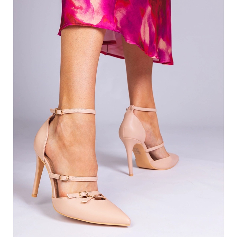 Beige pumppaa nilkan ympärille kiinnitettyyn korkokentälle 1