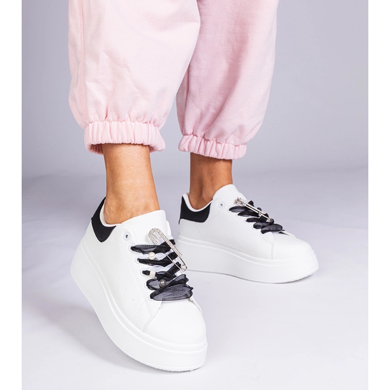 Valkoiset lenkkarit, joissa on musta insertti ja zirkonin tappi valkoinen 1