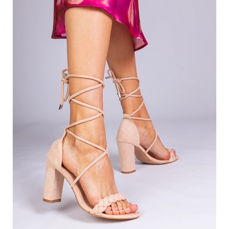 Beige -sandaalit sidottu postille 1