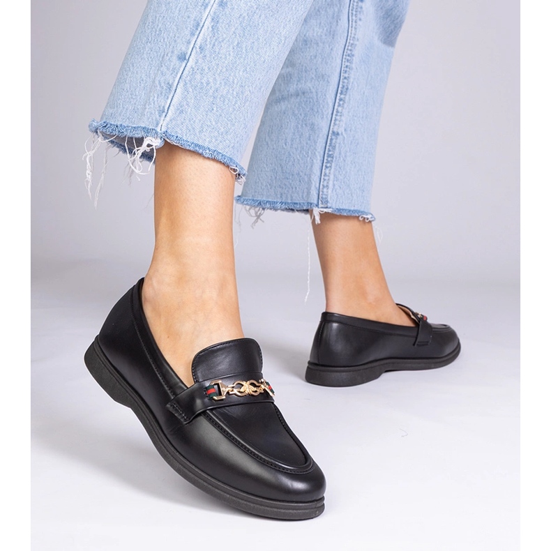 Mustat loaferit kullanvärisillä koristeilla 1
