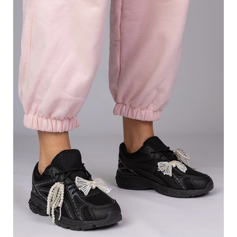 Mustat lenkkarit, joissa on irrotettavat koristeet 1