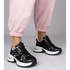 Mustat urheilun lenkkarit paksulla pohjalla 1