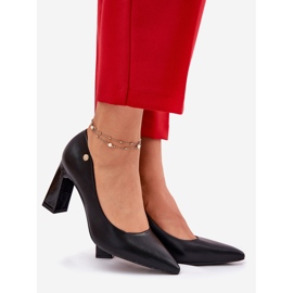 Tyylikkät pumput Vinceza 62221 mustalla jalustalla 1