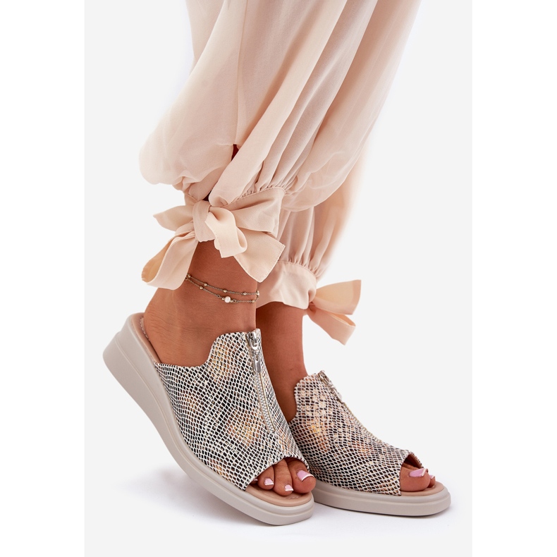 Naisten kiilat kiilalla linnan eläinkuvio beige 1