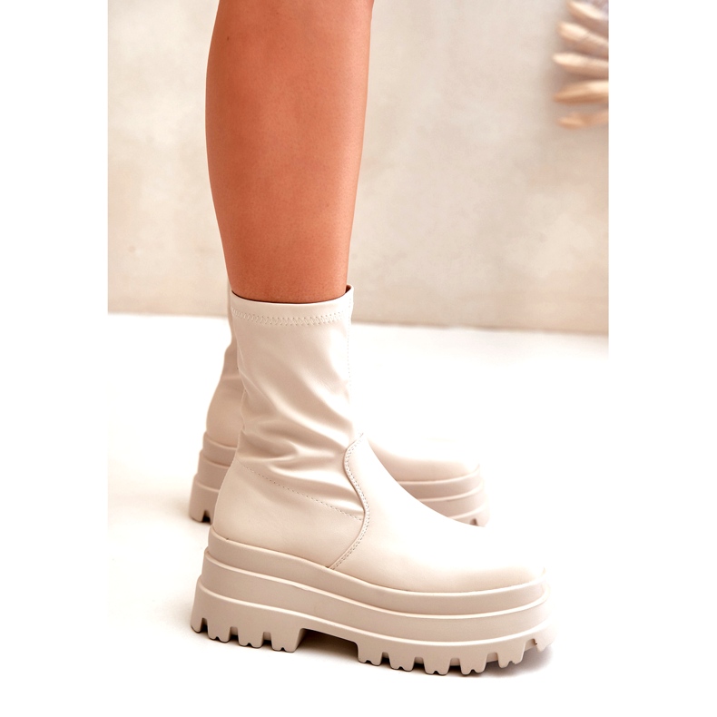 Vaaleanbeiget nilkkurit massiivisella alustalla 4