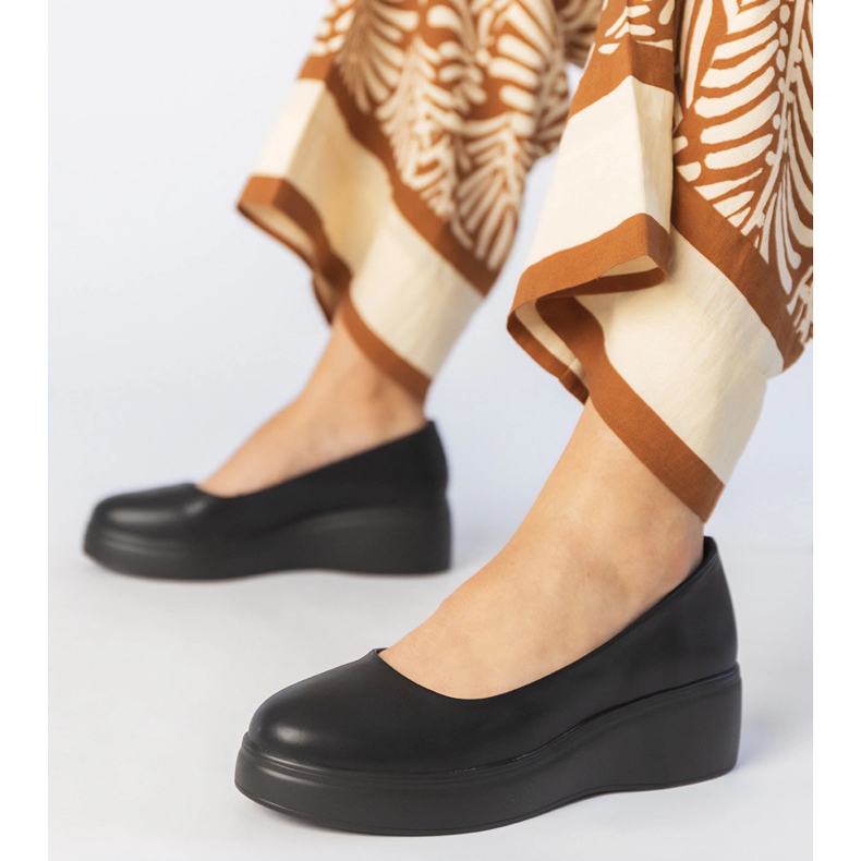 Mustat kengät ekologisella laiturilla 1