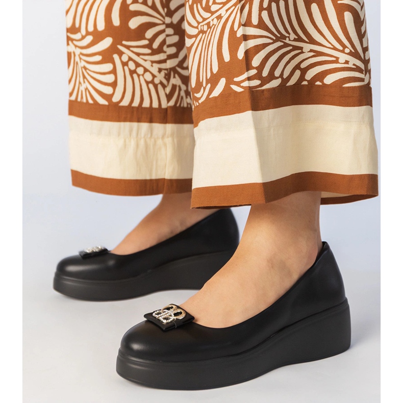 Mustat kengät laiturilla zirkonin sisustuksella 1