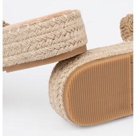 Seastar Beige läppää punotettuna lavalla, jossa on soljet 1