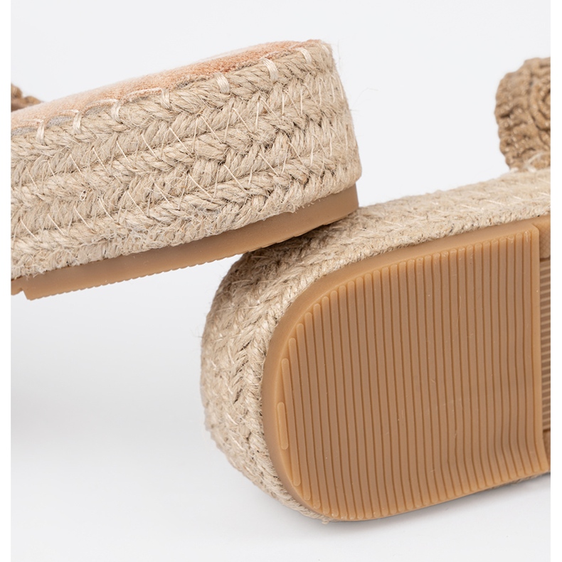 Seastar Beige läppää punotettuna lavalla, jossa on soljet 1