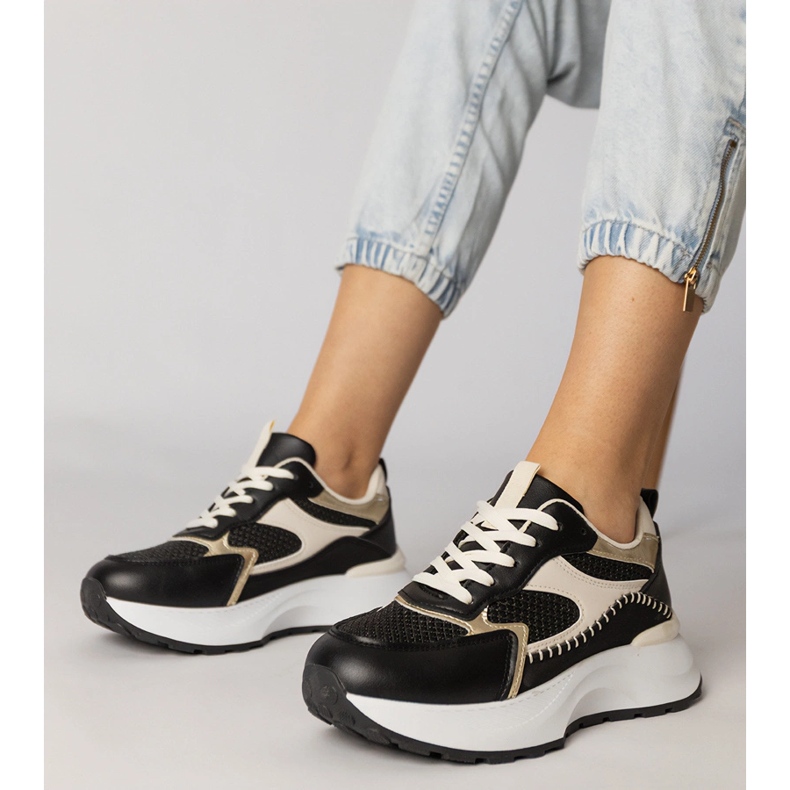 Mustat urheilun lenkkarit punotulla insertillä 1