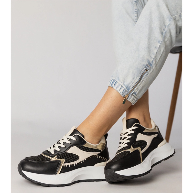 Mustat urheilun lenkkarit punotulla insertillä 2