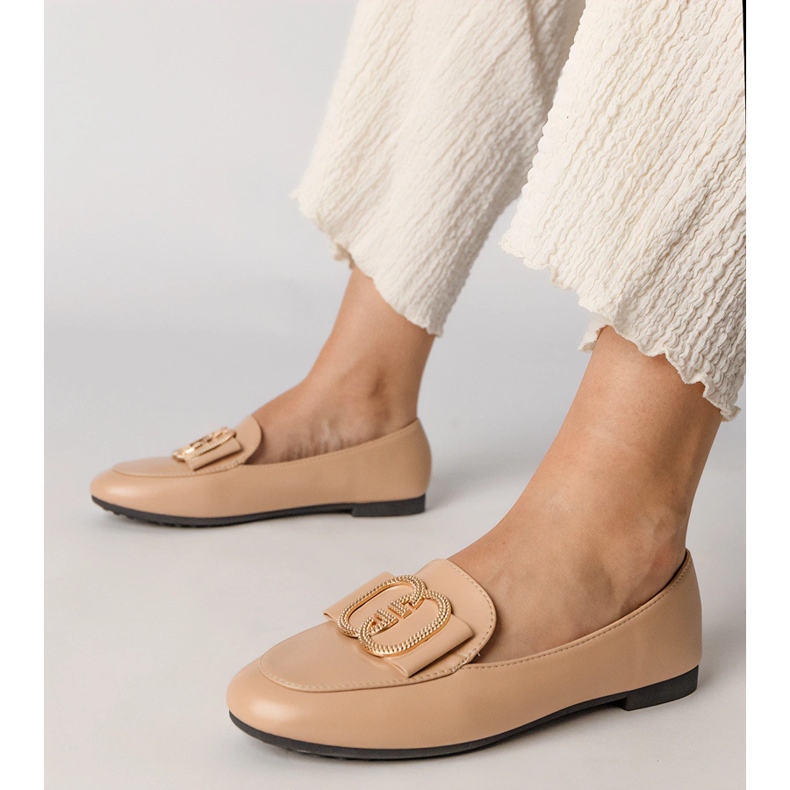 Kermaiset naisten leipot, joilla on kultainen sisustus kermainen 1