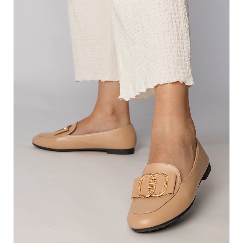 Kermaiset naisten leipot, joilla on kultainen sisustus kermainen 2