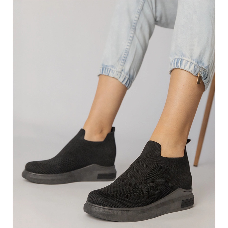 Mustasukan lenkkarit asetettu 1