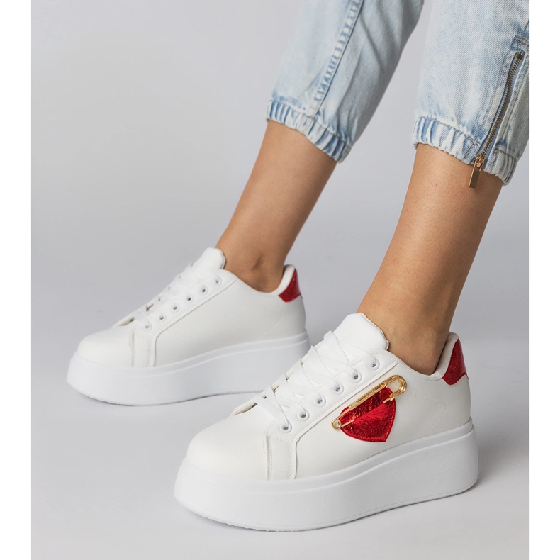 Valkoiset lenkkarit punaisella sydämellä valkoinen 1