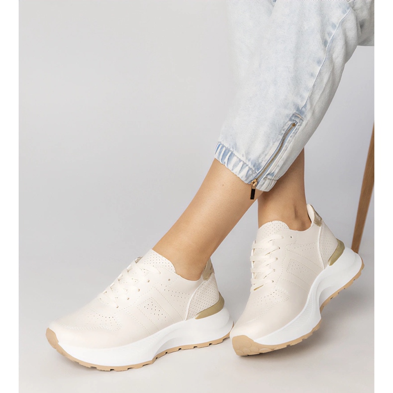 Beige Sports -lenkkarit, joilla on kultainen lisäys 2