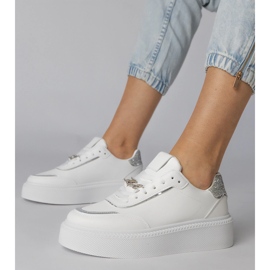 Valkoiset ja hopea -lenkkarit, jotka on koristeltu kimaltelevilla ja zirkoneilla valkoinen 1