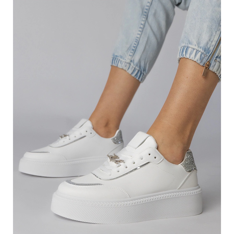 Valkoiset ja hopea -lenkkarit, jotka on koristeltu kimaltelevilla ja zirkoneilla valkoinen 1