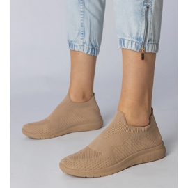 Beige urheilu lenkkarit, joissa on sukka -yläosa 1