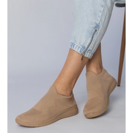 Beige urheilu lenkkarit, joissa on sukka -yläosa 2