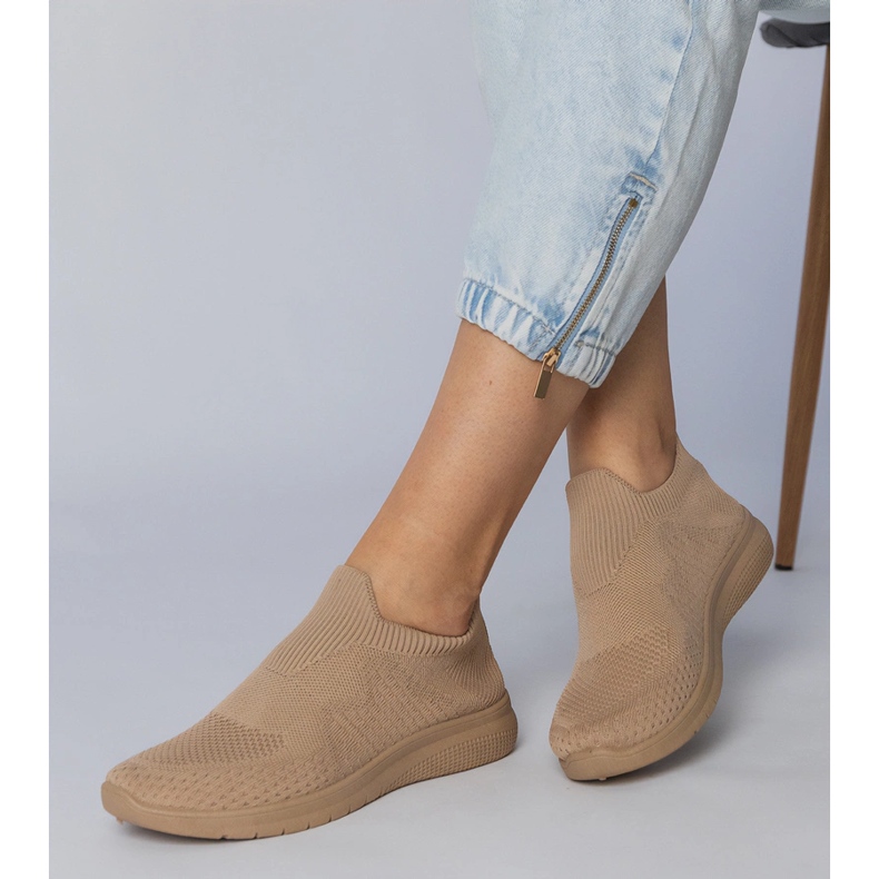 Beige urheilu lenkkarit, joissa on sukka -yläosa 2