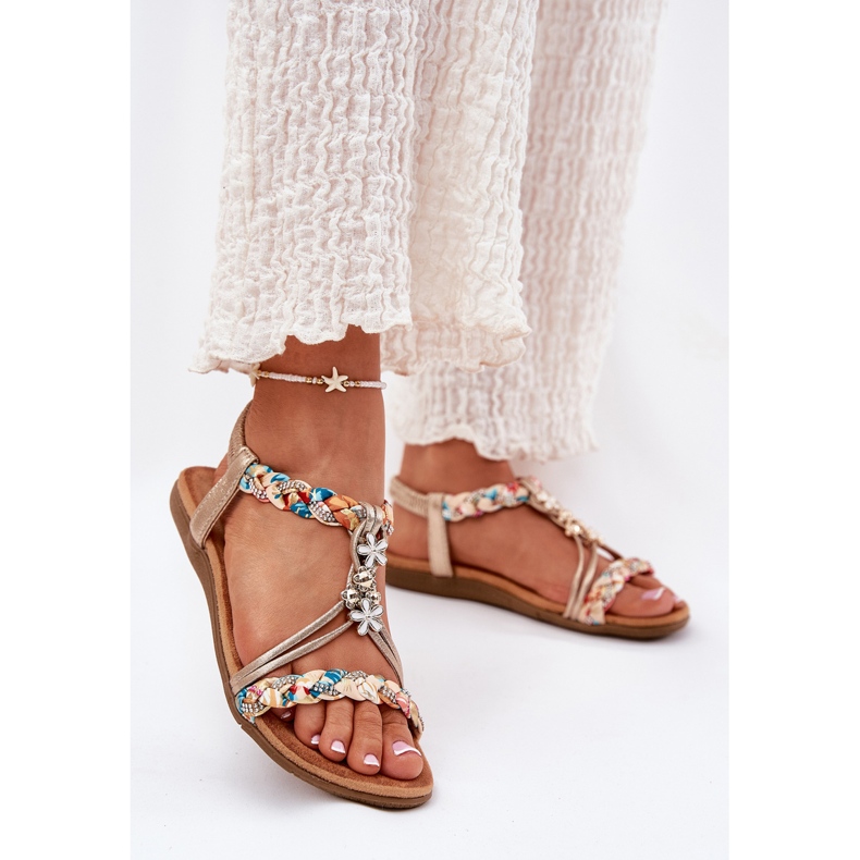 Litteät naisten sandaalit, joissa on punotut raidat ja nastat Artiker 54C1323 PLN kultainen 2