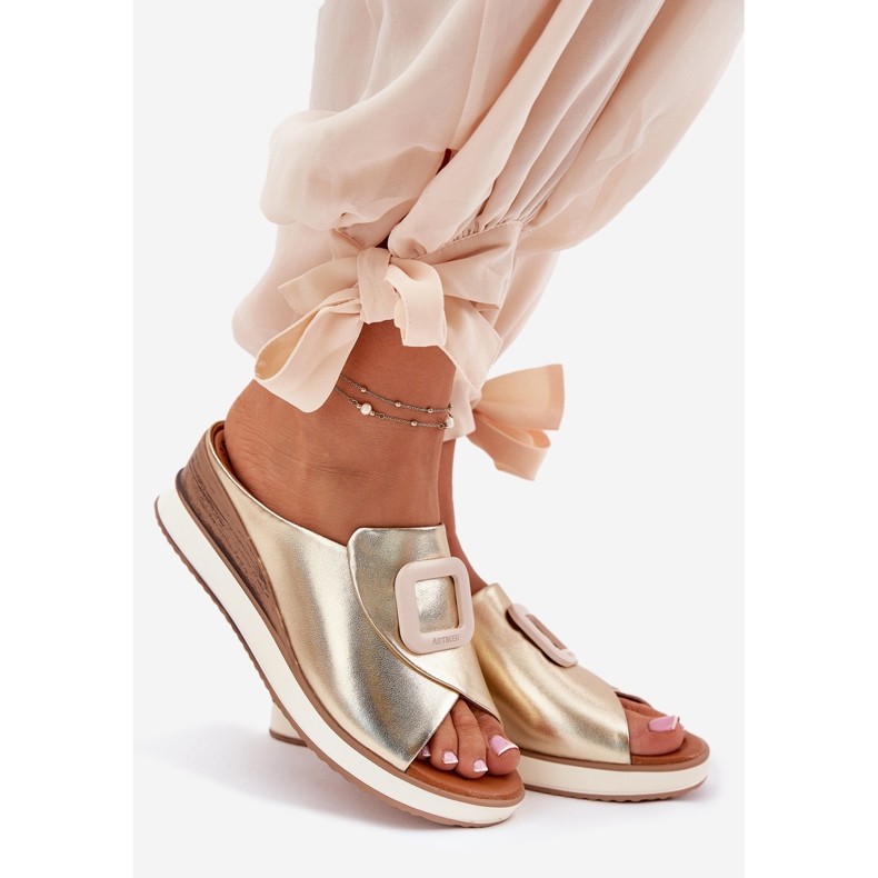 Naisten nahkainen flopsissa Artiker 56C2146 -kiilassa kultainen 1