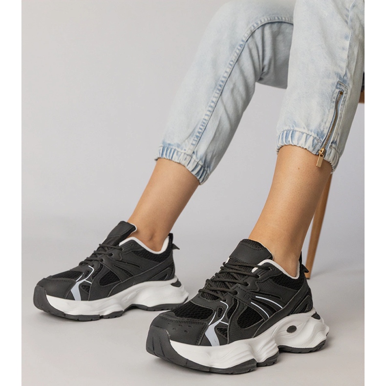 Mustat urheilut lenkkarit massiivisella pohjalla 1