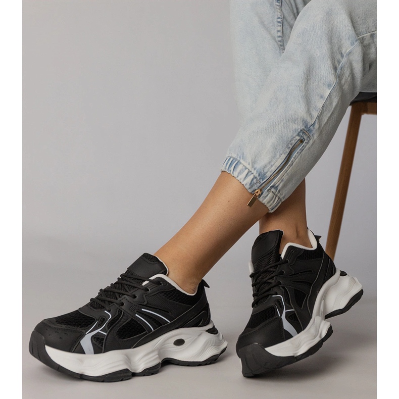 Mustat urheilut lenkkarit massiivisella pohjalla 2