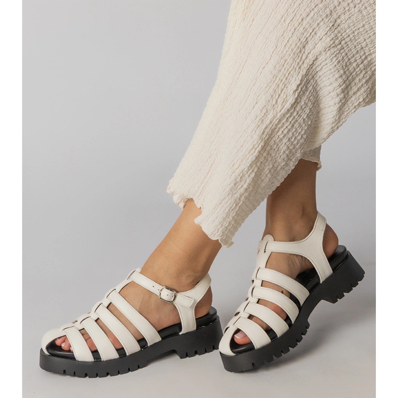 Valkoiset sandaalit lavalla sormiviivalla valkoinen 2