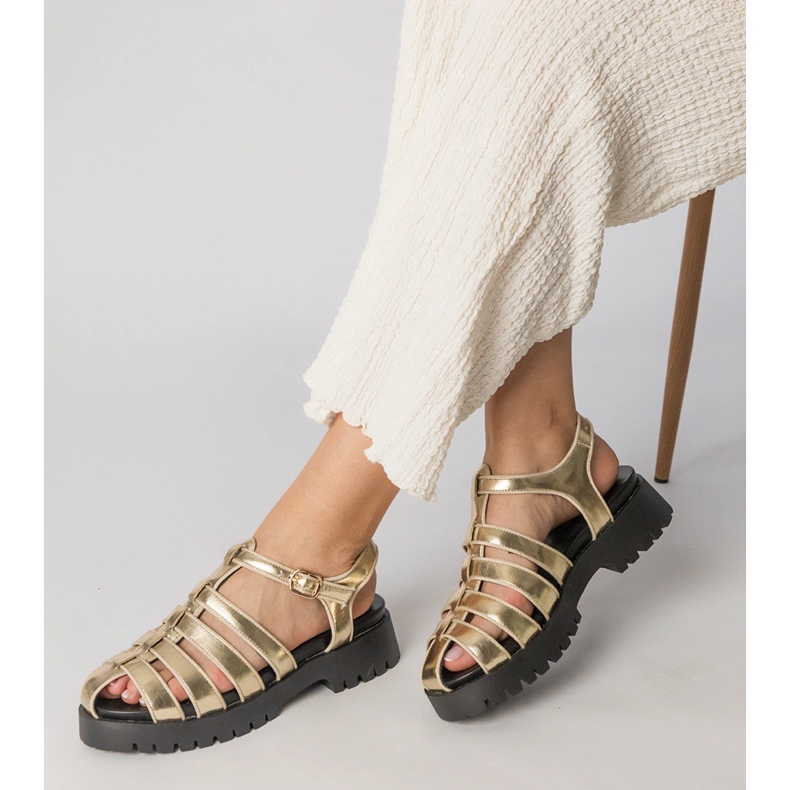 Kulta -sandaalit lavalla sormiviivalla rakennettu kultainen 1