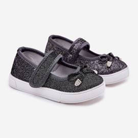 Lasten balleriinit mustalla jousella 1