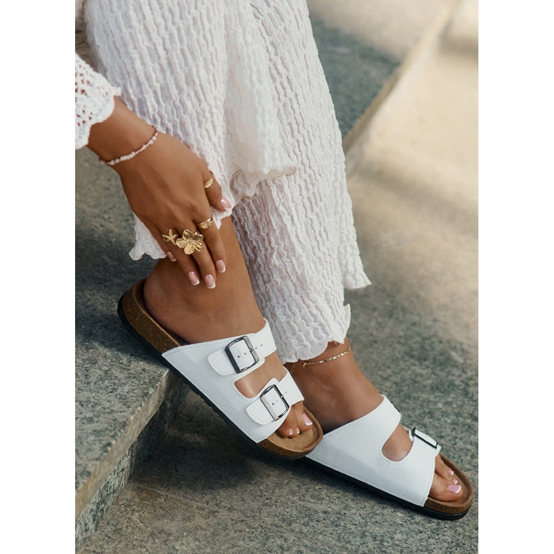 Evento Naisten tossut korkki -alustalla, jossa on valkoiset soljet valkoinen 2