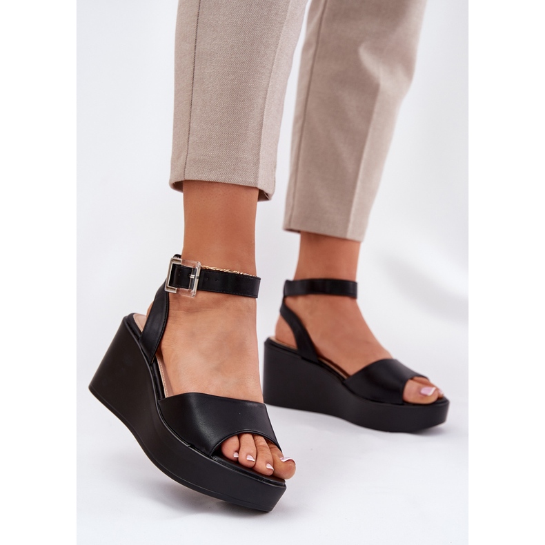 Naisten mustat sandaalit kiilassa 2