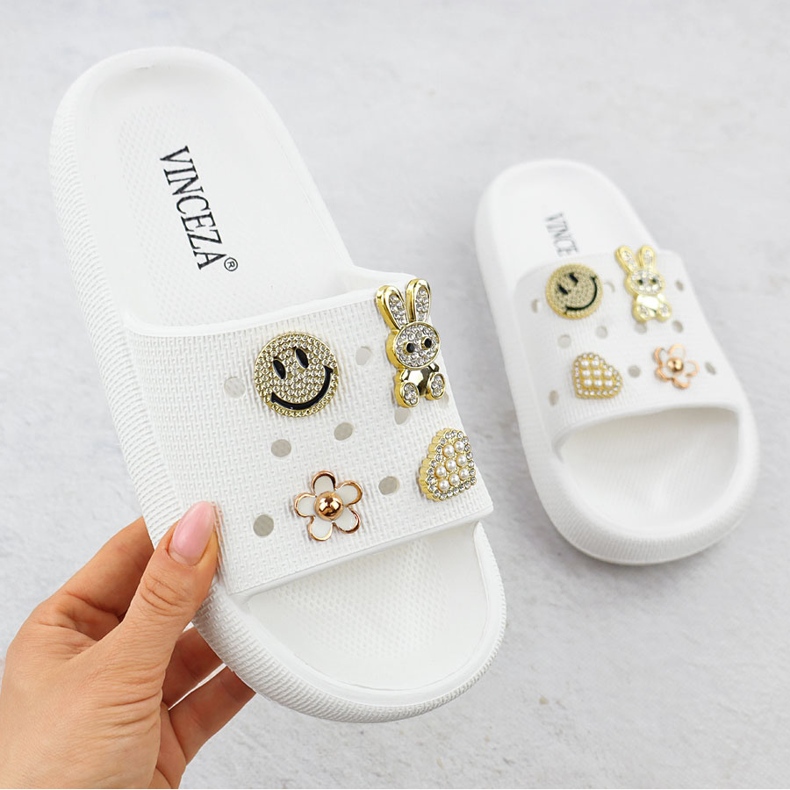 Vaahtoläppärahat uima -altaan rannalla valkoisella alustalla koristeltu Vinceza 76055 valkoinen 1