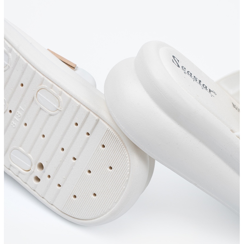 Seastar Tossut, joissa on kultaiset soljet valkoisella alustalla valkoinen 1