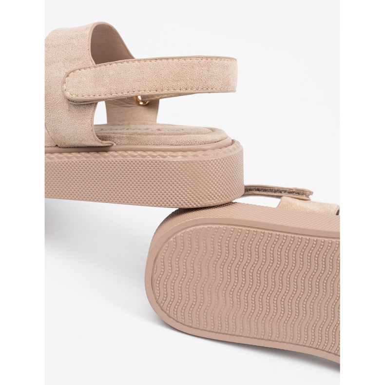 Seastar Beige -sandaalit lavalla leikkauksia 1